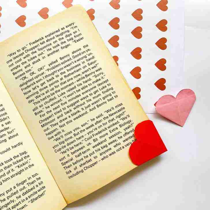 origami heart bookmark, easy crafts, diy crafting, school party ideas, valentine party, valentine origami, diy bookmarks